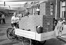128829 Afbeelding van enkele jongens met een opgetuigde fiets tijdens een Buurtfeest in de Hoogstraat te Utrecht.